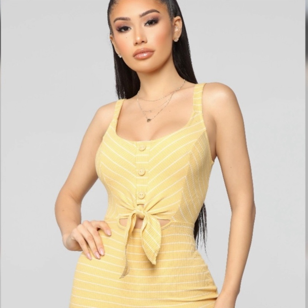 🪞 NEW adorable date scoop neck tie front dress
